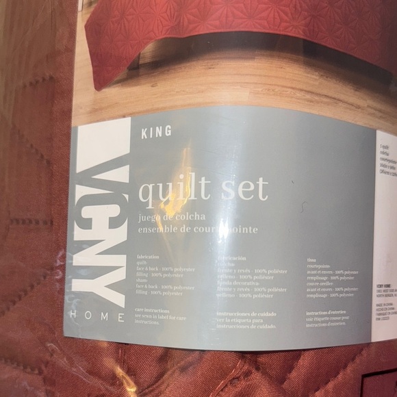 Vera Wang Red Quilts Bedding Set - Picture 3 of 6